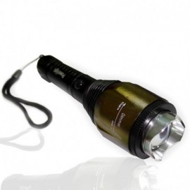 Lampe torche LED ultra puissante waterproof : portée 250 mètres